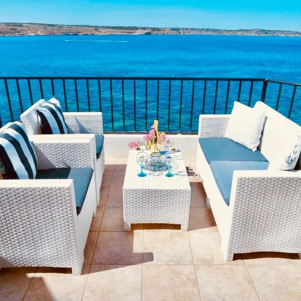 Seafront apartment Terrace, lounger & Panoramic ocean views，位于梅利哈的酒店