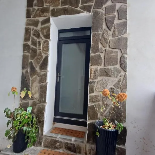 VILLA LUCIA stone house in the center of Modry，位于莫德拉的酒店