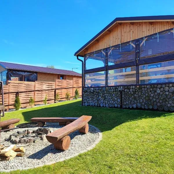 Siedlisko nr 4A nad jeziorem Skarlińskim, jezioro, mazury, domki letniskowe，位于库尔泽尼克的酒店