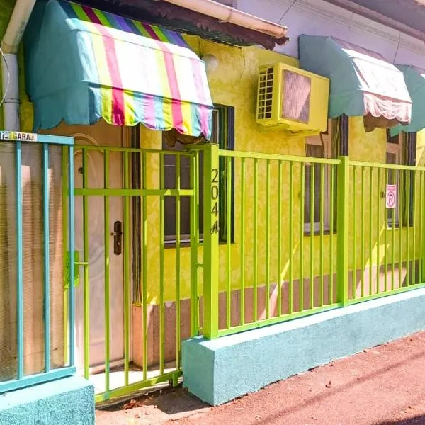Artsy, fully equipped House, 2 bedrooms, 2 TVs, free parking, all to yourself!，位于布加勒斯特的酒店