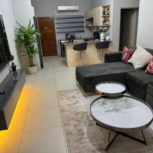 Home Very Close To CBD，位于哈博罗内的酒店