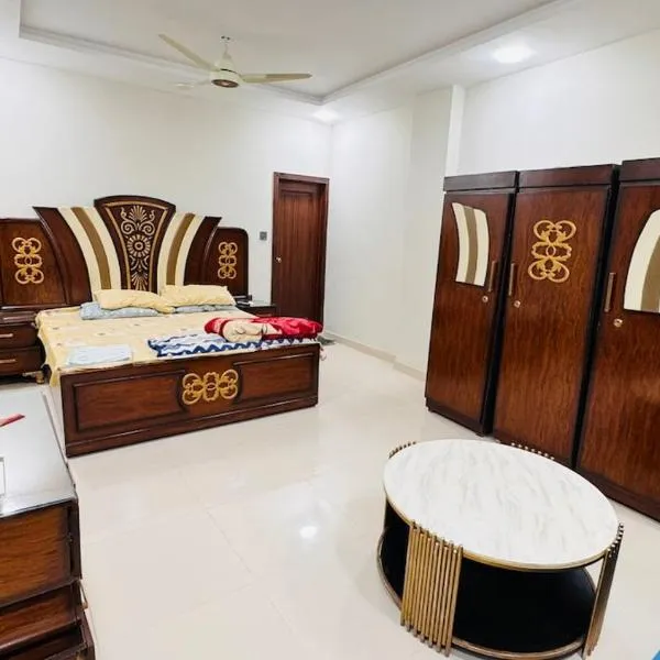 Luxury 1BR Apartment in Sukkur & River View Balcony Near Military Road-1st，位于Sukkur的酒店