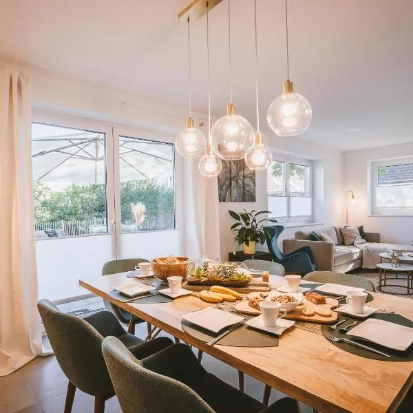 Modernes Neubau-Haus Lübeck - Garten, Terrasse, Parkplatz，位于吕贝克的酒店