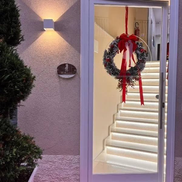 La Romantique Rooms and Apartments TROPEA，位于帕尔盖利亚的酒店