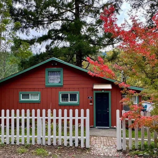 Avenue of the Giants Caraway Cottage (#3)，位于Miranda的酒店