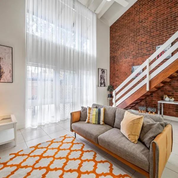 Norwood Urban Sanctuary Condo 2b1b free parking，位于Kensington and Norwood的酒店