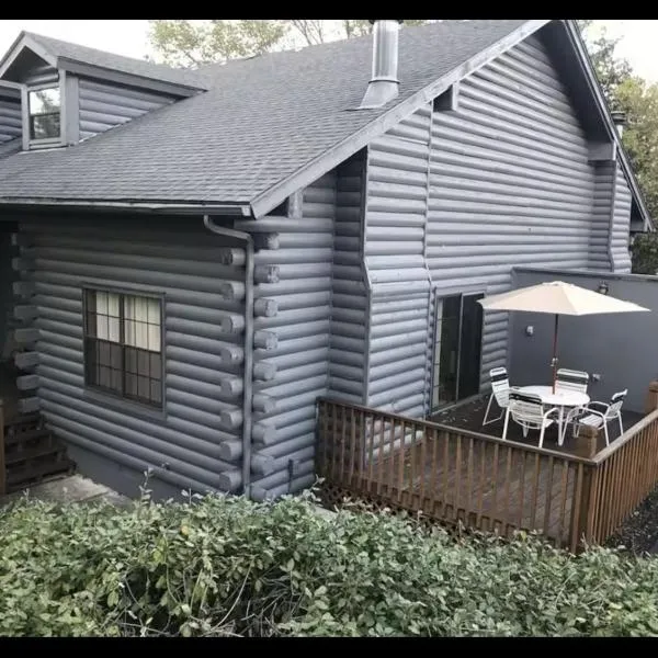 Farmhouse themed cabin!!，位于布兰森的酒店