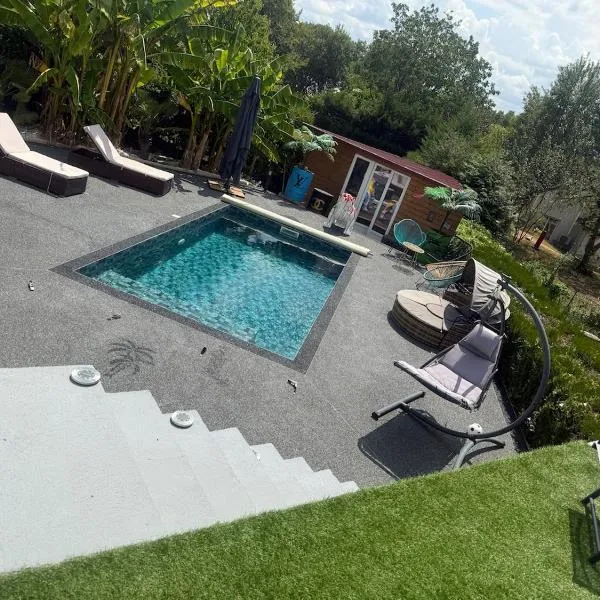 Maison cocooning , avec double jacuzzi et piscine，位于La Machine的酒店