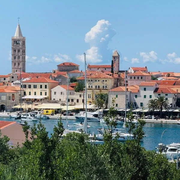 Rose rooms on the island of Rab，位于拉布的酒店