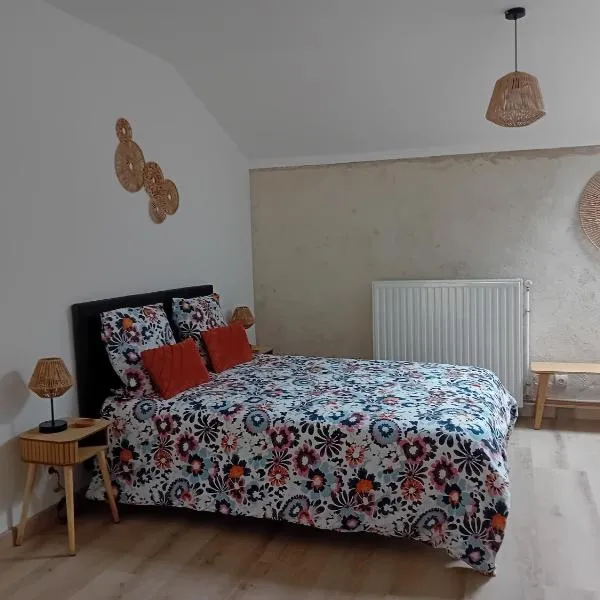 La Bergerie de Chantemille - Chambre d'hôtes Les Mésanges - jacuzzi, piscine，位于Ahun的酒店