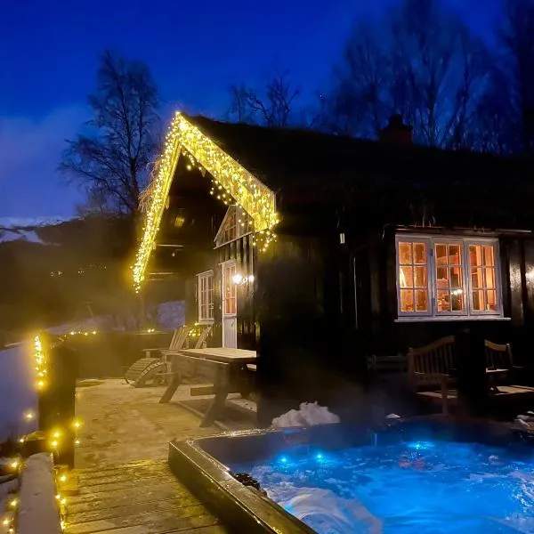 Three bedroom holiday house with jacuzzi in Bjorli , pets allowed，位于Bjorli的酒店