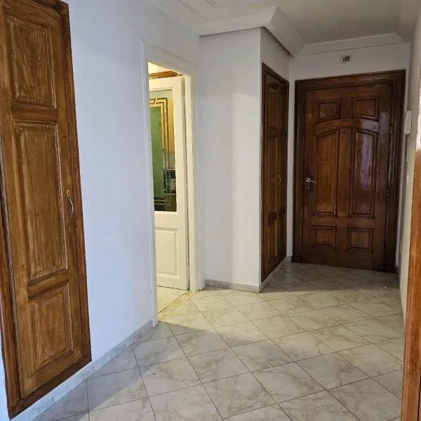 Ennasr Central Apartment- Near Clinic & Airport Line，位于艾尔亚奈的酒店