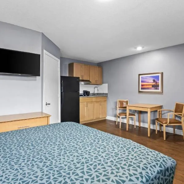 Suburban Studios Stuart near Federal Hwy 1，位于斯图尔特的酒店