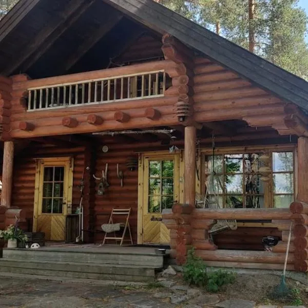 Rauhallinen mökki lammen rannalla，位于Raitamäki的酒店