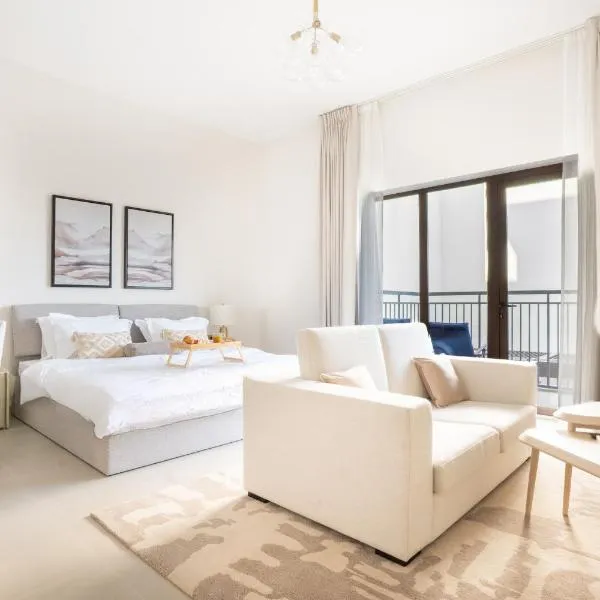 Elegant Studio apartment in Yas Golf collection with Balcony and Free parking l Near Yas water world & Ferrari World & Warner brothers，位于阿布扎比的酒店