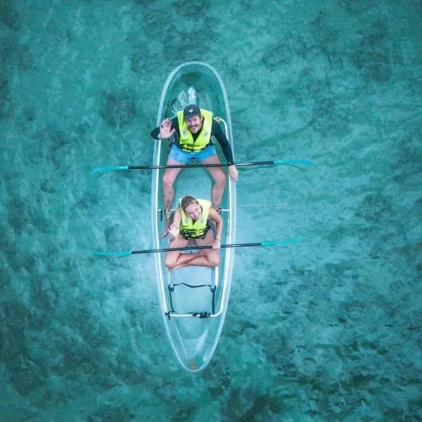 10 DIS-COUNT BIOBAY TOUR CALL 787 TROPICAL 249-8914 FROM 65 - 10 PAY 55 FOR RENTING A LOVESEAT TENT RENTAL -GLAMPING CAMPSITE-10FT Queen Bed-Huge Shower -Shadowed Secret FRUITS Garden -5 Minutes Walk Bio-Bay-Restaurants, Beaches -Stay at BIOLOGIST RV HOME，位于别克斯的酒店