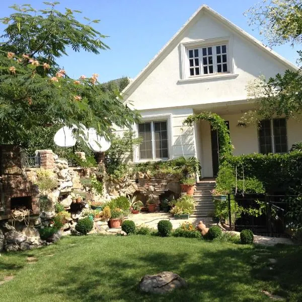 Cozy 5BD House With Frontyard，位于第比利斯的酒店