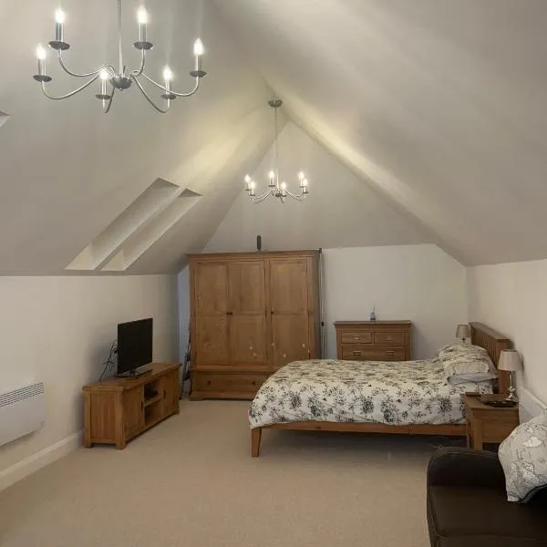 Charming King Bed Ensuite Studio in Peaceful West Challow，位于旺塔奇的酒店