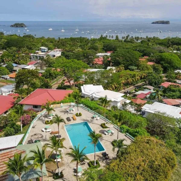 Tropical Condo with Spectacular Ocean Views, Panoramic Dining Terrace & Quick Walk to Beach，位于科克的酒店