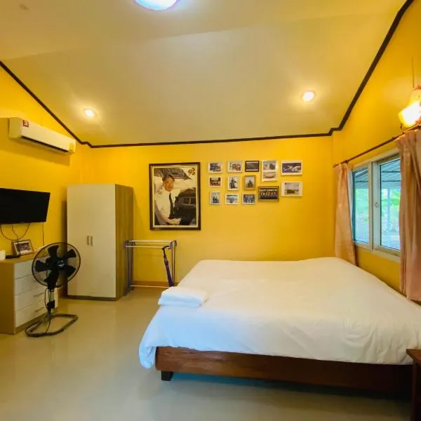 บ้านกลางสวนผึ้ง，位于拉差汶里的酒店