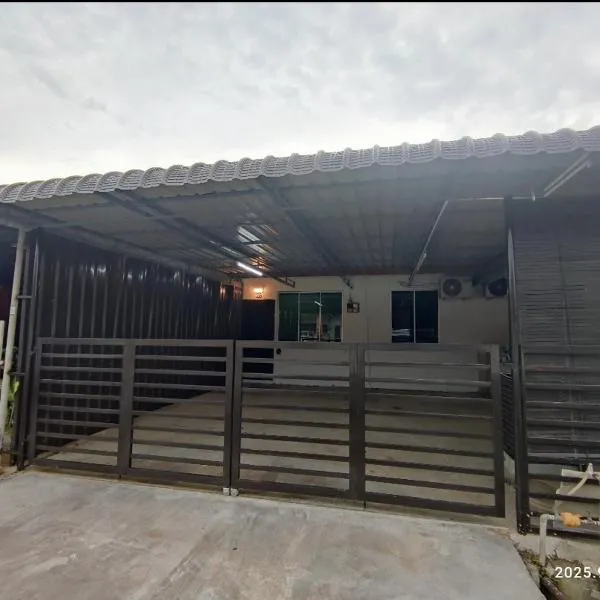 28 Pauh Indah Homestay，位于亚娄的酒店