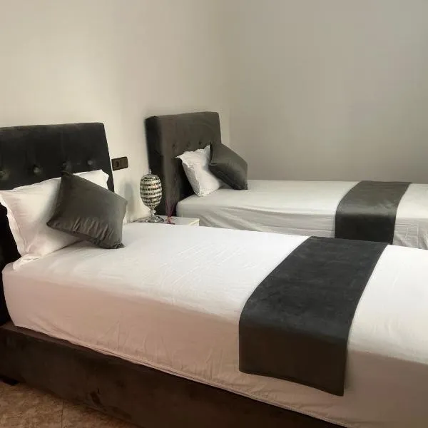 Magnifique maison famiiale moderne spacieuse de 150 m Avec de 3 chambres ,confortables et d un grand salon et terrasse, Idealement situee a 9 min du centre-ville elle se trouve à proximite de la route principale menant a l aeroport Berkane et Saidia，位于乌季达的酒店