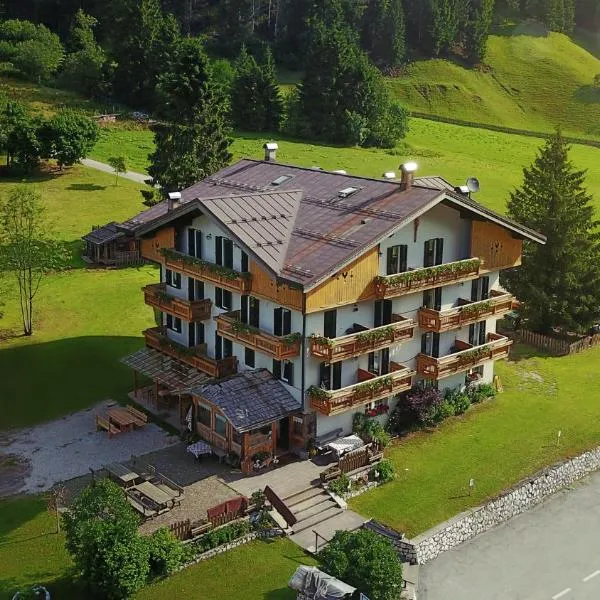 Rifugio Cereda - Dormitory，位于圣马蒂诺-迪卡斯特罗扎的酒店