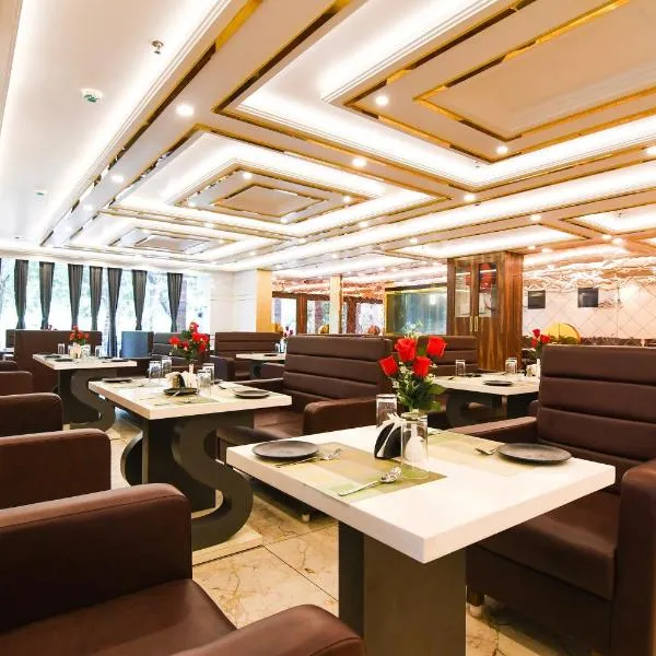 Super Townhouse Oak Sayhallo Sincity，位于布巴内什瓦尔的酒店