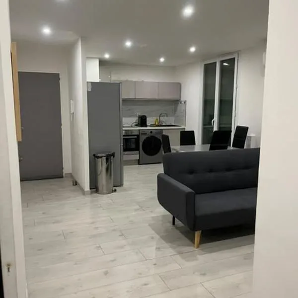 Appartement T4 avec parking privée et balcon !，位于尼姆的酒店