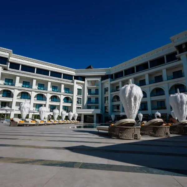 Chamada Girne Hotel Spa and Casino，位于凯里尼亚的酒店