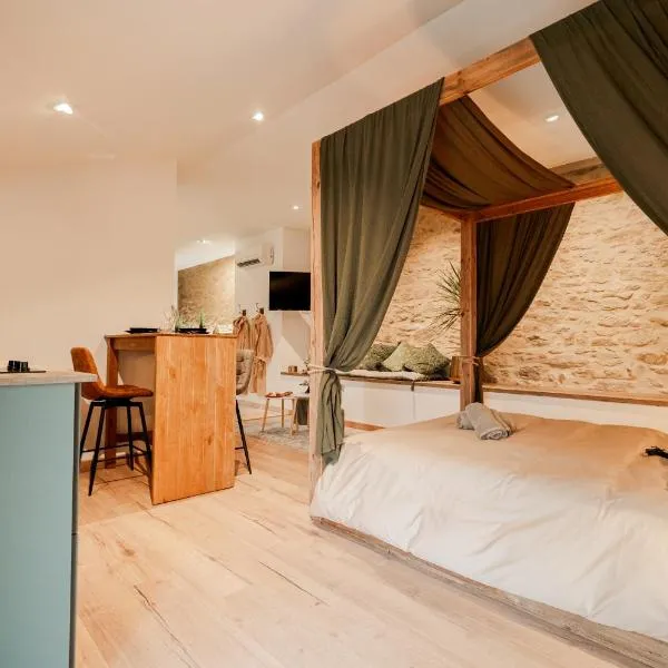 Love Room Vendée avec JACUZZI privatif，位于Nesmy的酒店
