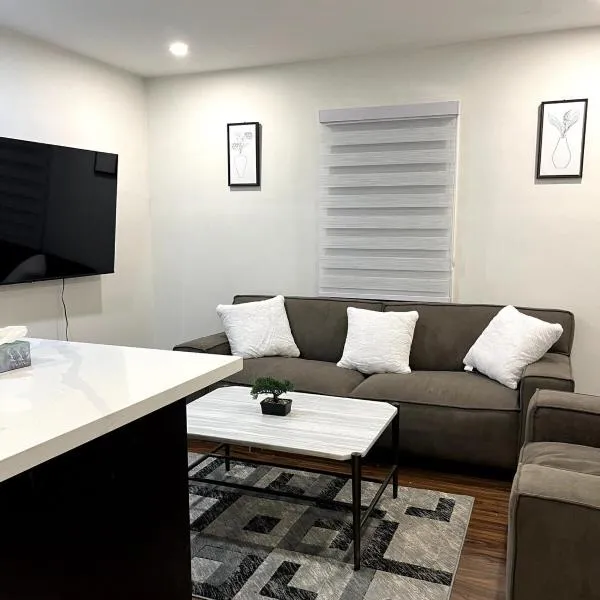 Cozy 2-Bed with Kitchen and Patio in Midtown Toronto，位于多伦多的酒店