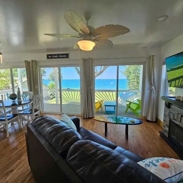 Tree-Top Lake-Front Cottage，位于Madison的酒店