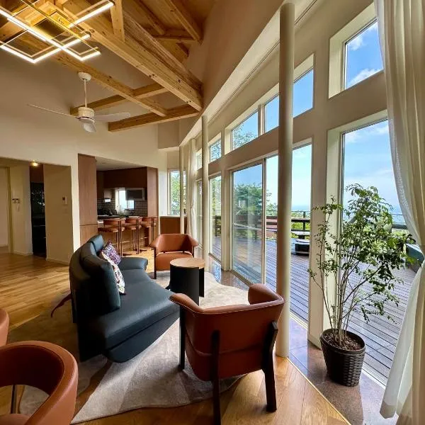 ISANA Panorama Villa 天然温泉付き 大室山付近 海の絶景の一軒家貸別荘，位于伊东的酒店