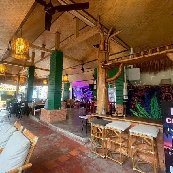 Noahs Ark Bar Restaurant Hostel，位于拉迈的酒店