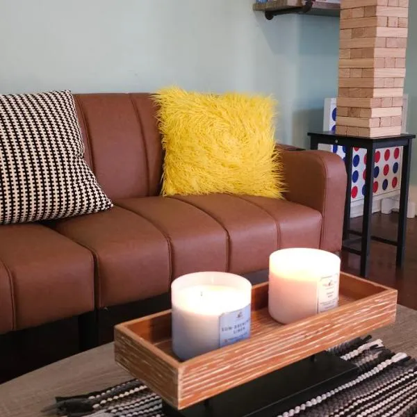 Vintage Eastside Beltline Trail Apartment by Krog St Market with Free Parking，位于亚特兰大的酒店