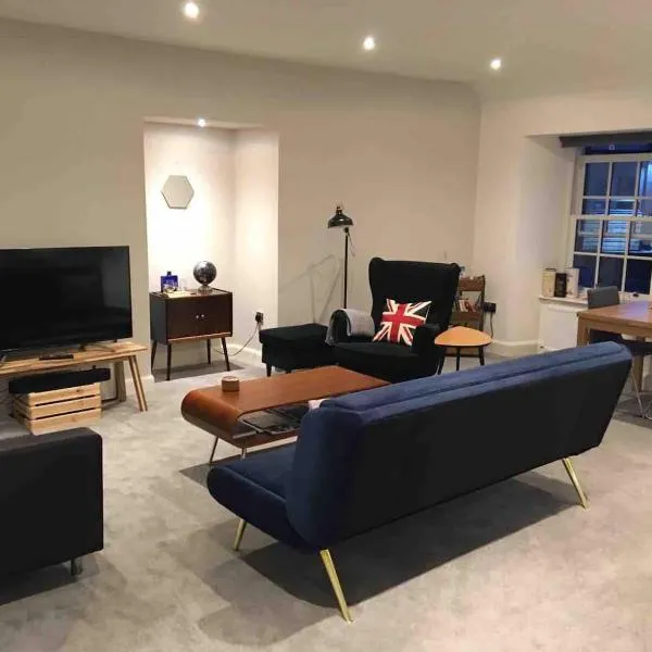 Modern loft style apartment in converted church,位于爱丁堡的酒店
