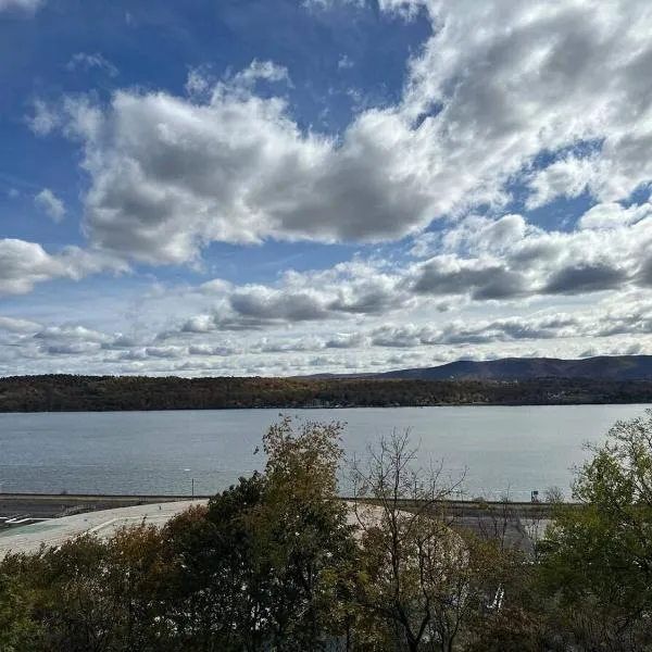 Hudson Valley Top Getaway with a River View，位于纽堡的酒店