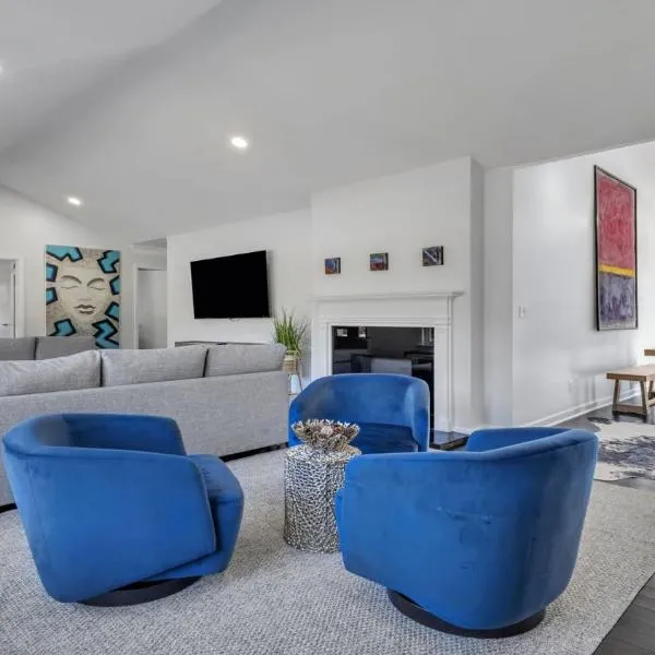Modern Villa Retreat in Historic College Park，位于亚特兰大的酒店