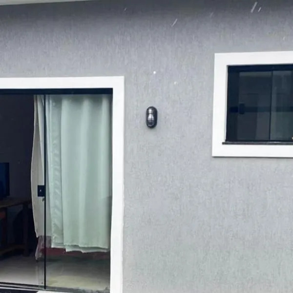 Suíte privativa aconchego a alguns passos da praia，位于马里卡的酒店