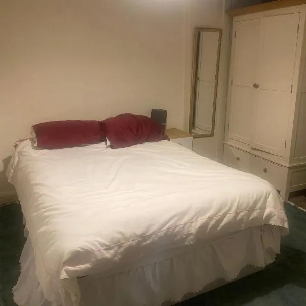 Firs Drive，位于Cranford的酒店