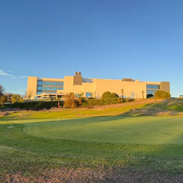 Hospedium Hotel Valles de Gredos Golf，位于塔拉尤埃拉的酒店