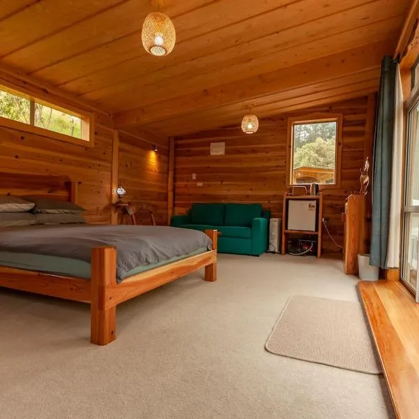 Sub-Tropical Paradise Retreat Willow Creek Cabin with Access to Sauna，位于Totara North的酒店