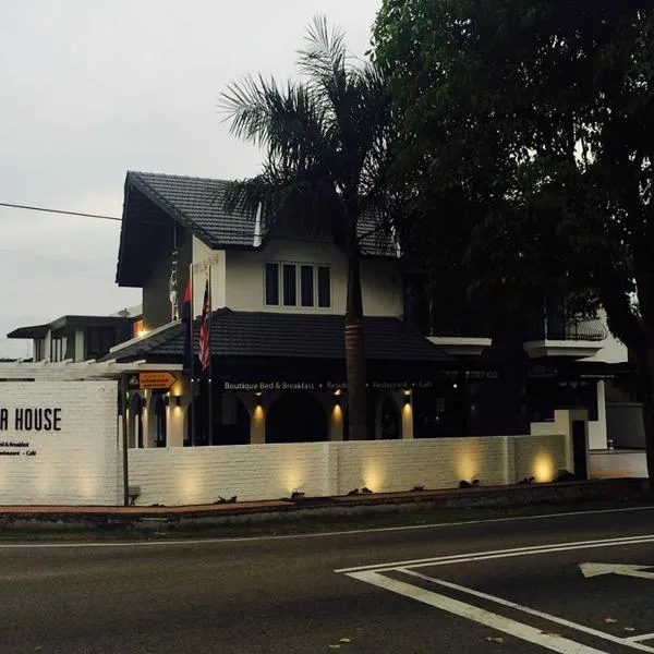 转角屋旅馆，位于Pontian Besar的酒店