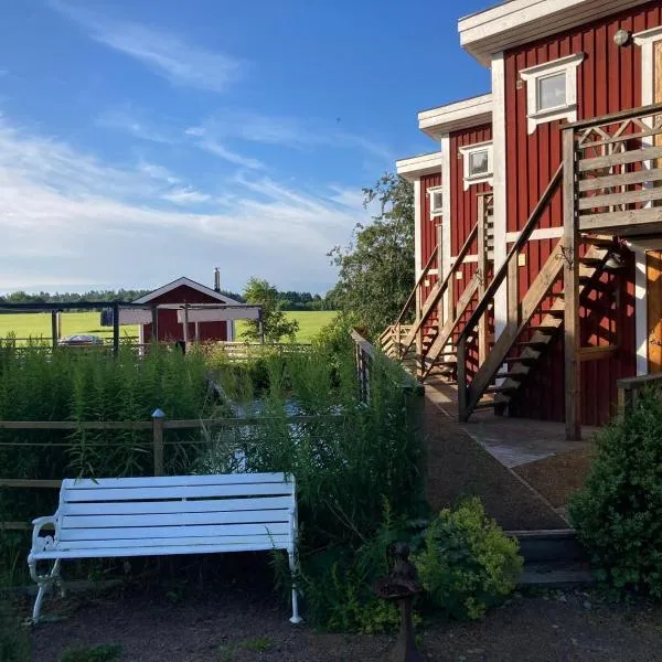 Madam Blås mysiga stugor med vedeldad bastu och badtunna，位于诺瑟布鲁的酒店