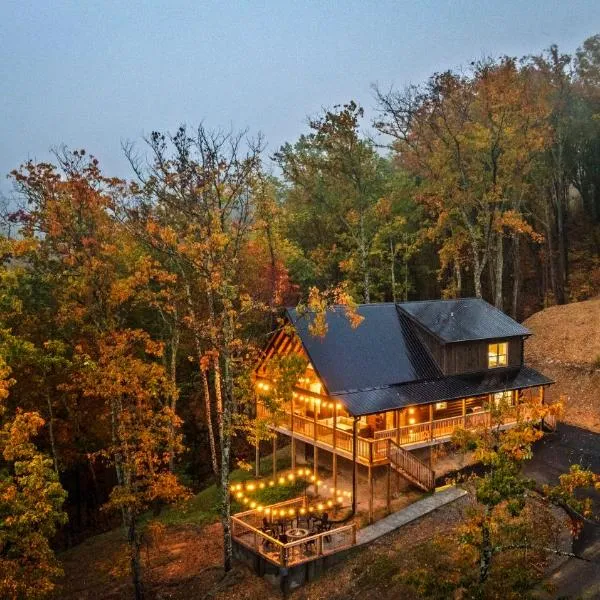 Cozy Mountaintop Cabin with Firepit, HotTub & Views!，位于赛维尔维尔的酒店