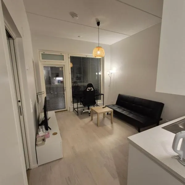 27m2 1-bedroom app, 8 floor, close to the airpor, train station and Myyrmanni shopping center，位于万塔的酒店