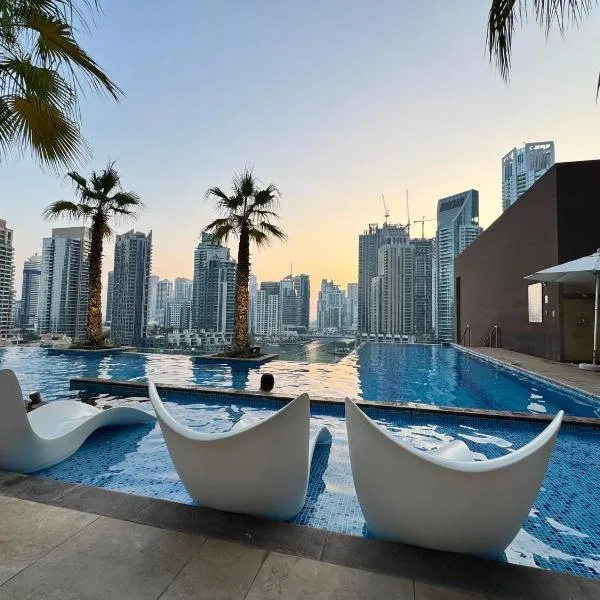 Free Infiniti Pool and Jacuzzi - Marina Gate Luxury Stay - Enjoy Dubai Marina Views，位于迪拜的酒店