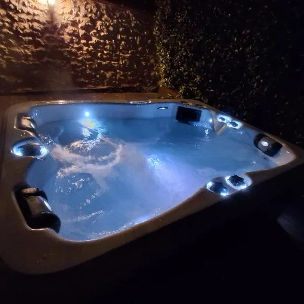 Le SPA d'Adélaïde son jacuzzi privé，位于Andillac的酒店