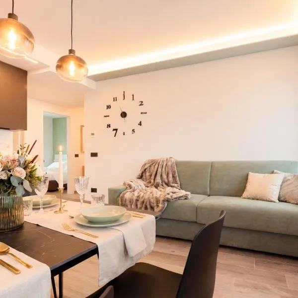 Jacuzzi Luxury 2-Bedroom Apartment Iseo Piazza Garibaldi - Terrace & AC，位于伊塞奥的酒店